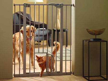 Zábrana dveřní DOG BARRIER vnitřní s integrovanými dvířky 107 cm